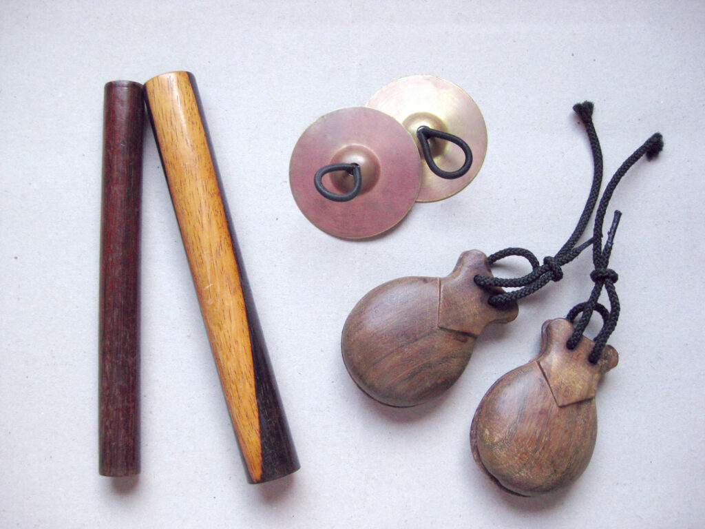Klanghölzer, Fingerzimbeln und Kastagnetten für die musikalische Früherziehung